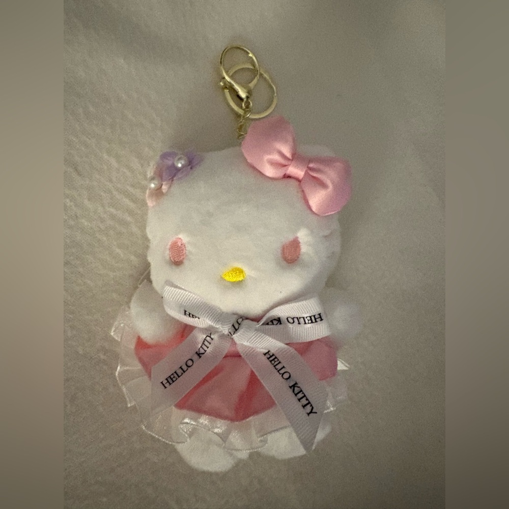 2/10✨Hello Kitty Keychain